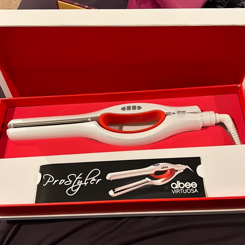 NIB Albee Virtuosa Pro Styler 1” Flat Iron. Never used. Immaculate condition.